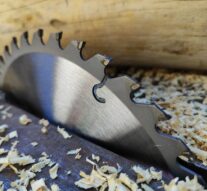 Brzeszczot do piły taśmowej do metalu – jak dobrać taśmę, która tnie szybko, równo i bez strat materiału?